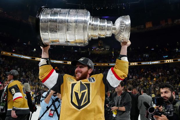 Nejužitečnější hráč play off Jonathan Marchessault zvedá nad hlavu Stanley Cup Nejužitečnější hráč play off Jonathan Marchessault zvedá nad hlavu Stanley Cup