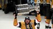 Kapitán Golden Knights Mark Stone zvedá vytoužený Stanley Cup