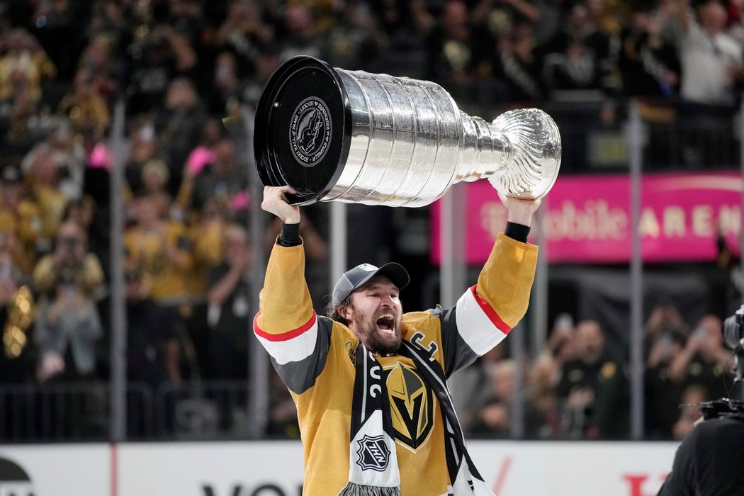Kapitán Vegas Mark Stone zvedá Stanley Cup nad hlavu