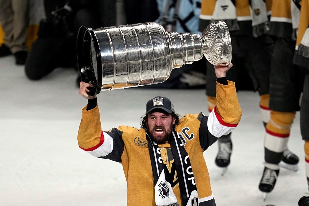 Kapitán Golden Knights Mark Stone zvedá vytoužený Stanley Cup