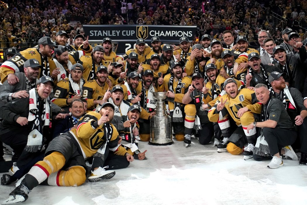 Hokejisté Las Vegas oslavují premiérový Stanley Cup