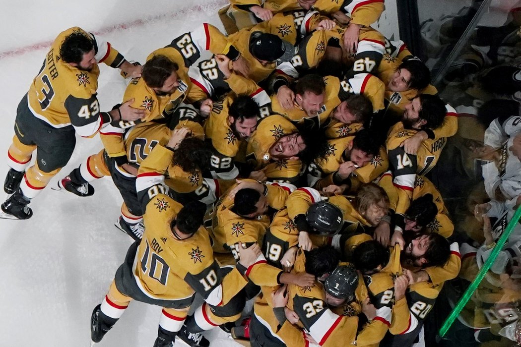 Hokejisté Las Vegas slaví zisk prvního Stanley Cupu
