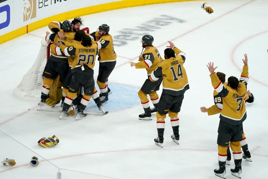 Vegas Golden Knights začínají oslavovat triumf ve finále play off NHL