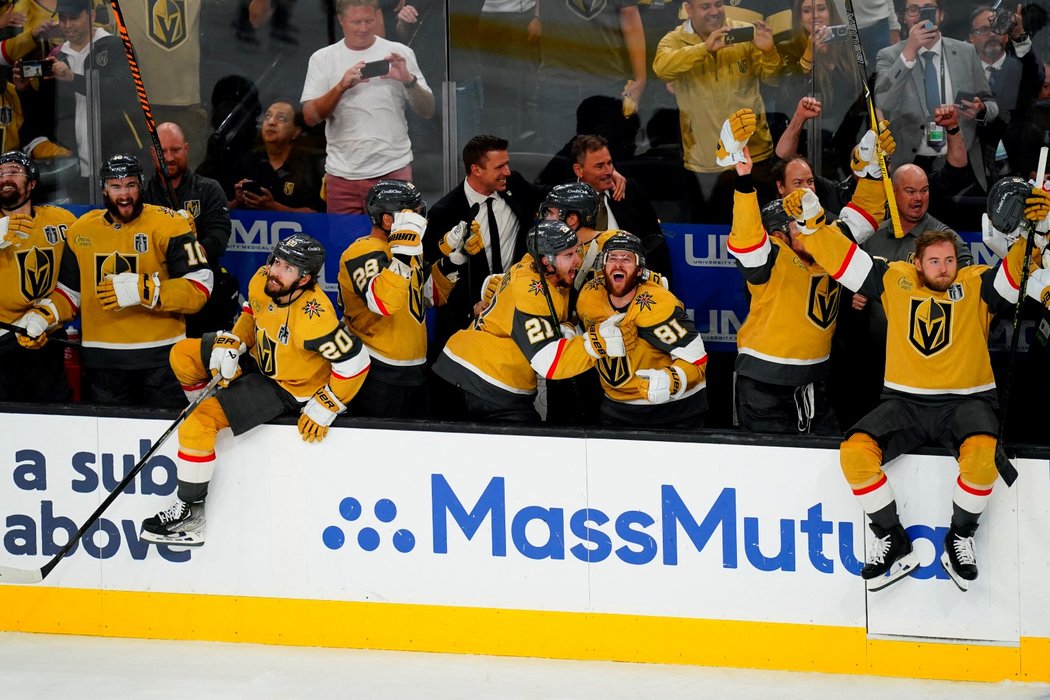Střídačka Vegas Golden Knights začíná oslavovat zisk prvního Stanley Cupu