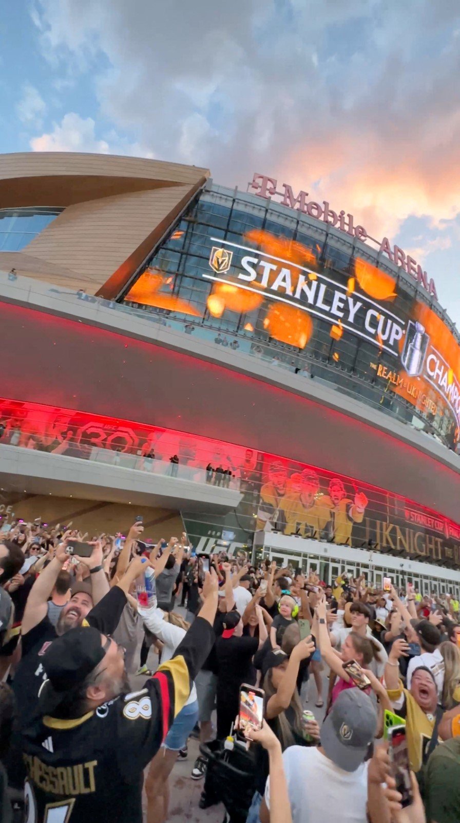 Nadšené davy fanoušků Las Vegas před T-Mobile Arenou oslavují zisk Stanley Cupu