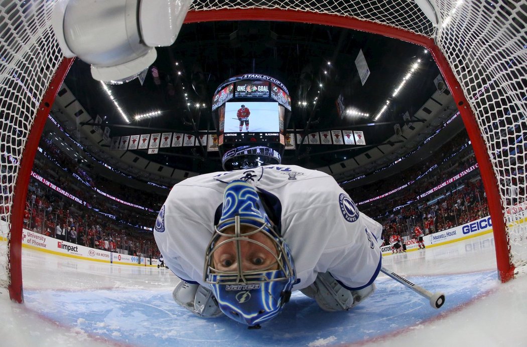 Gólman Tampy Bay Ben Bishop se protahuje před startem třetího souboje o Stanley Cup s Chicagem