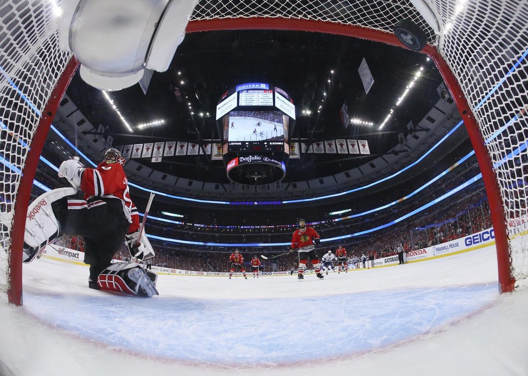 Brankář Chicaga Corey Crawford se ohlíží za pukem po gólu Ryana Callahana v první třetině třetího finále Stanley Cupu