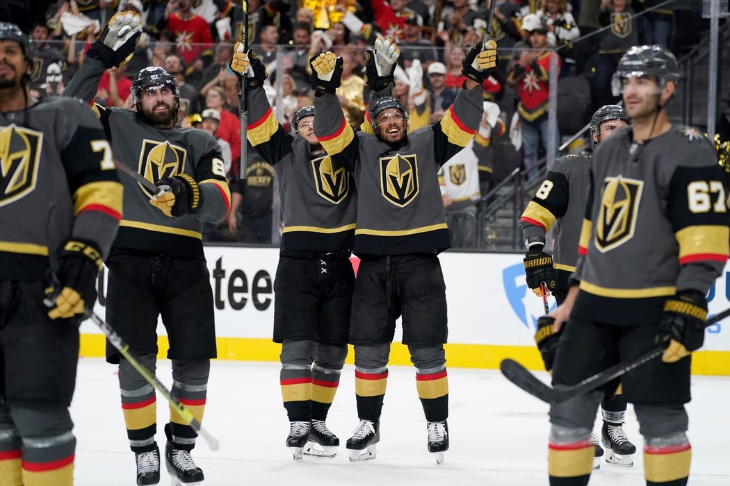 Hokejisté Las Vegas se radují z postupu do semifinále play off NHL