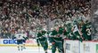 Útočník Minnesoty Kirill Kaprizov slaví gól se střídačkou Wild v zaplněné domácí hale