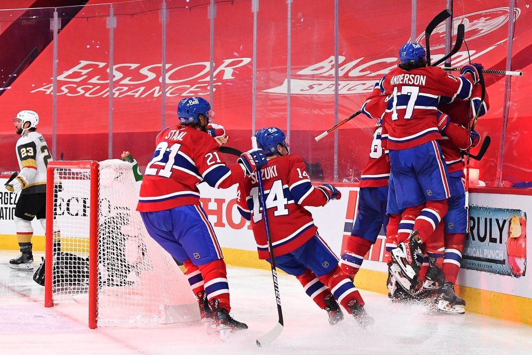 Hokejisté Montrealu slaví postupový gól Artturiho Lehkonena