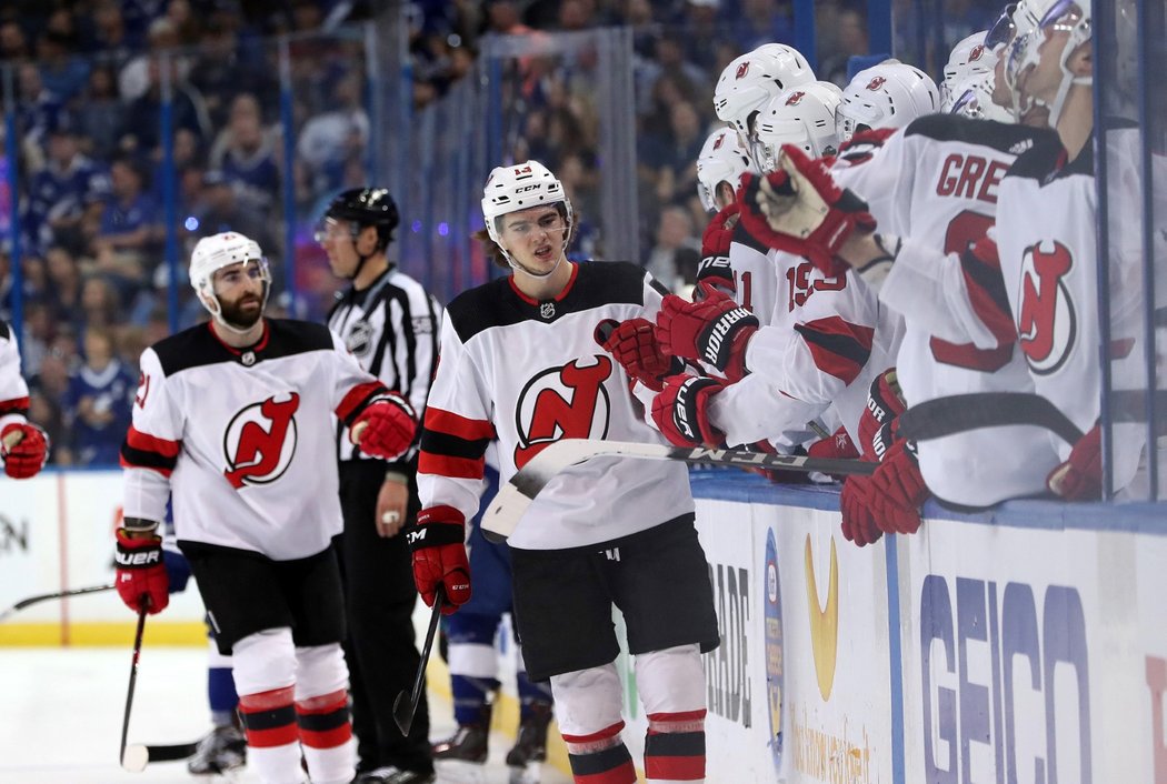 Švýcarský talent Nico Hischier z New Jersey se raduje ze vstřeleného gólu v play off s Tampou Bay