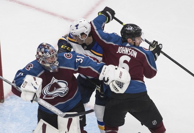 V prvním zápase o umístění v play off NHL dostal v brance Colorada přednost Němec Philipp  Grubauer, který nezklamal