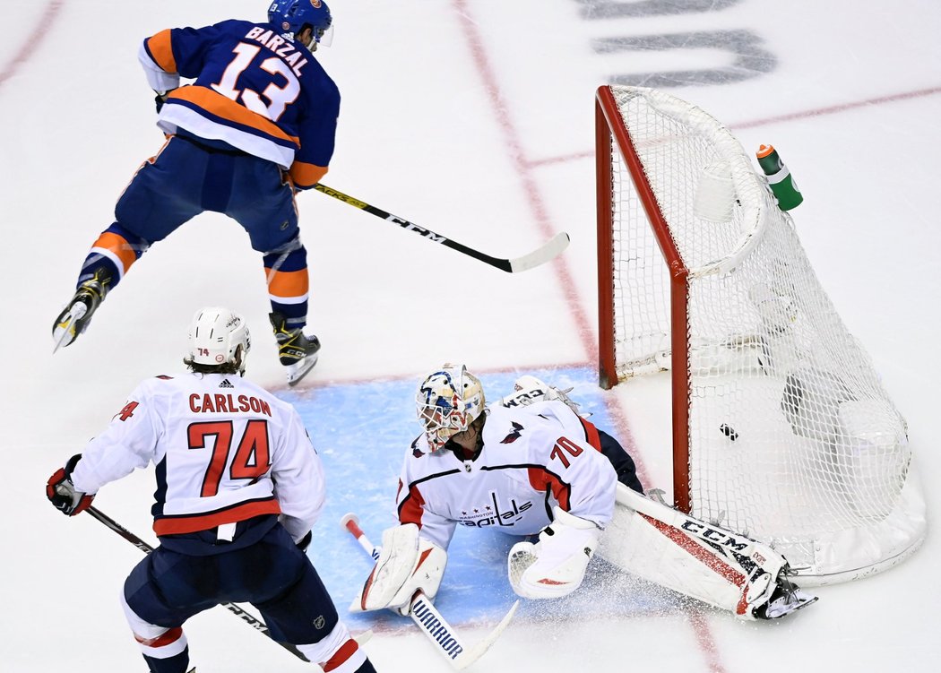 Útočník Matthew Barzal v prodloužení rozhoduje o třetí výhře New York Islanders v play off NHL s Washingtonem