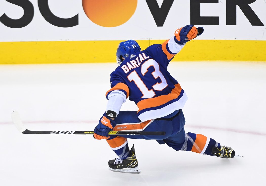 Matthew Barzal z New York Islanders oslavuje vítězný gól proti Capitals