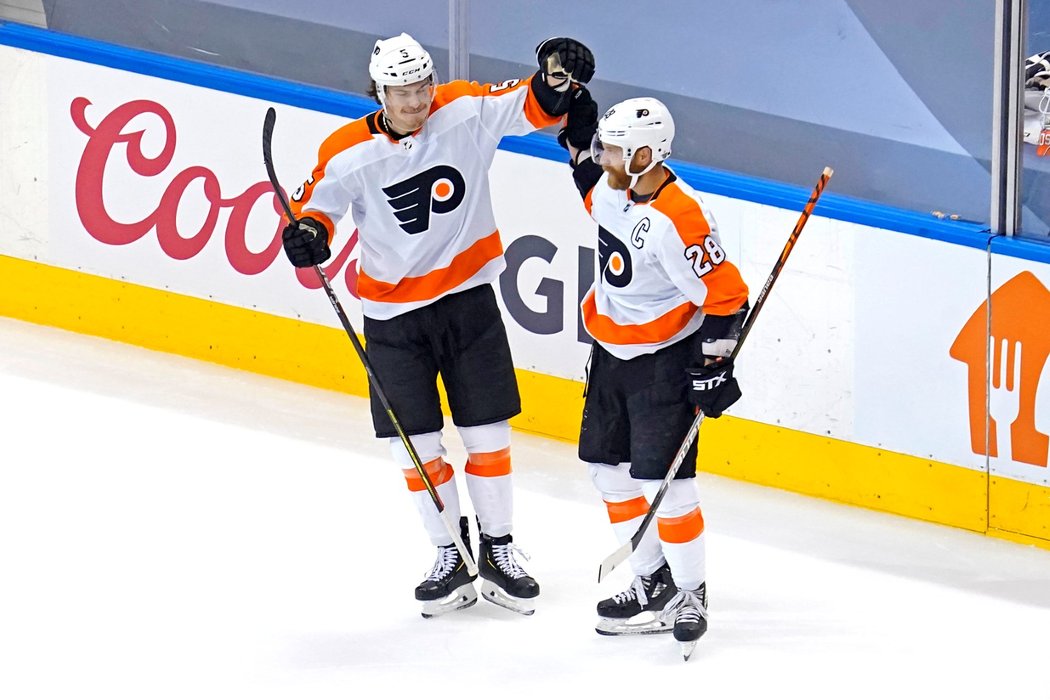 Kapitán Philadelphie Claude Giroux (vpravo) se raduje z gólu Flyers