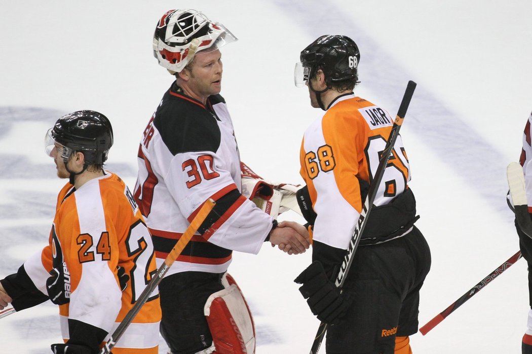 Jaromír Jágr si podává ruku s brankářem Martinem Brodeurem z New Jersey Devils po vyřazení z bojů o Stanley Cup