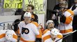 Brankář Flyers Ilja Bryzgalov sleduje závěr utkání v Pittsburghu ze střídačky - ani power play ale Philadelphii nepomohla