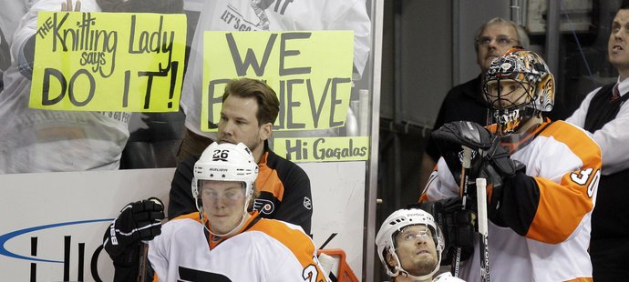 Brankář Flyers Ilja Bryzgalov sleduje závěr utkání v Pittsburghu ze střídačky - ani power play ale Philadelphii nepomohla