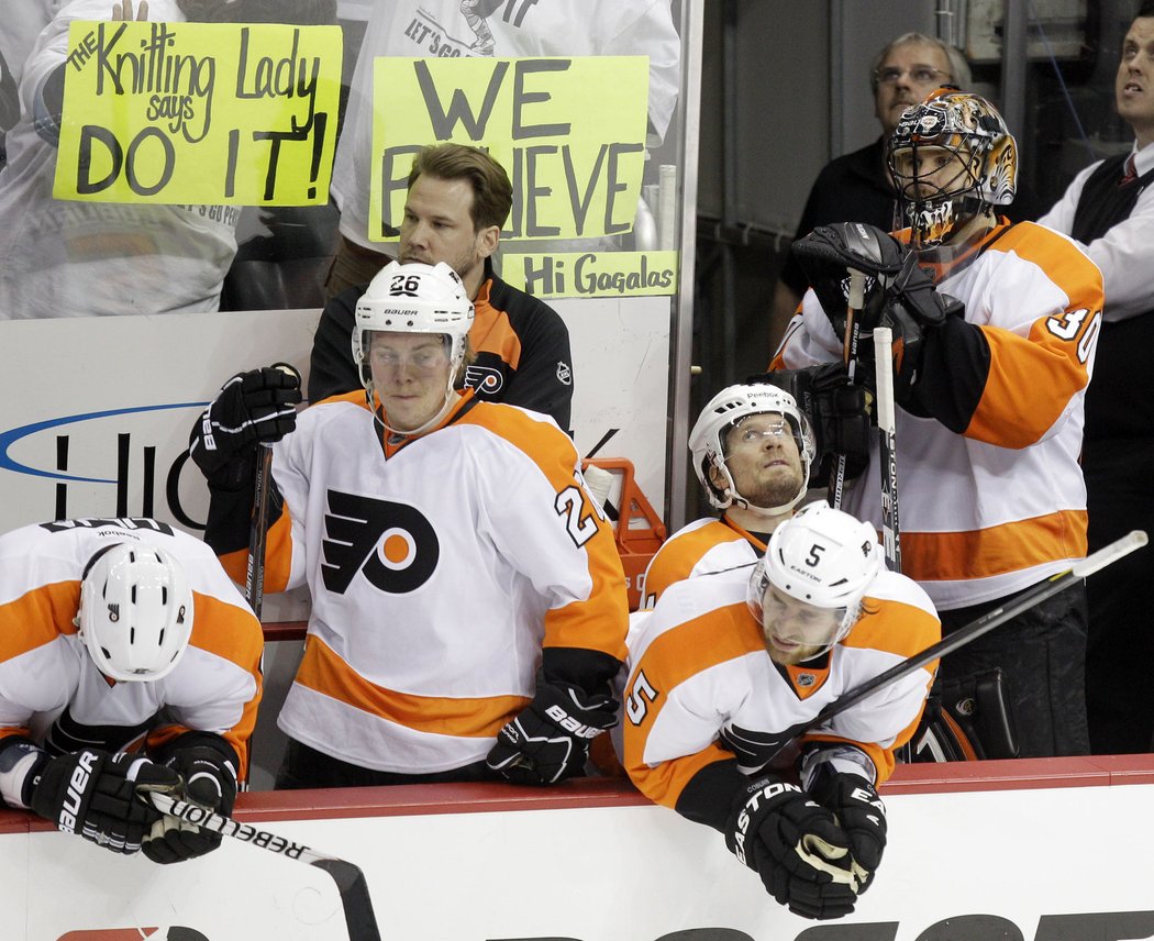 Brankář Flyers Ilja Bryzgalov sleduje závěr utkání v Pittsburghu ze střídačky - ani power play ale Philadelphii nepomohla