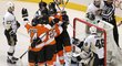 Hokejisté Philadelphie se radují z gólu do sítě Pittsburghu v šestém zápase prvního kola Stanley Cupu