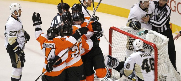 Hokejisté Philadelphie se radují z gólu do sítě Pittsburghu v šestém zápase prvního kola Stanley Cupu