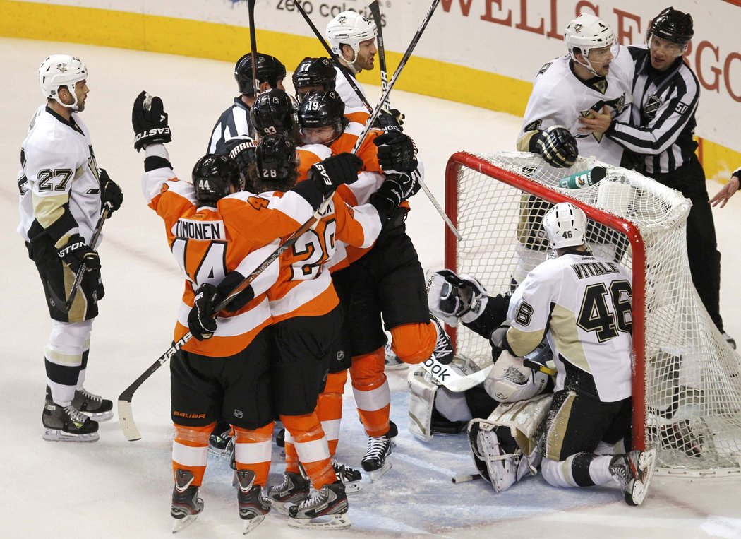 Hokejisté Philadelphie se radují z gólu do sítě Pittsburghu v šestém zápase prvního kola Stanley Cupu