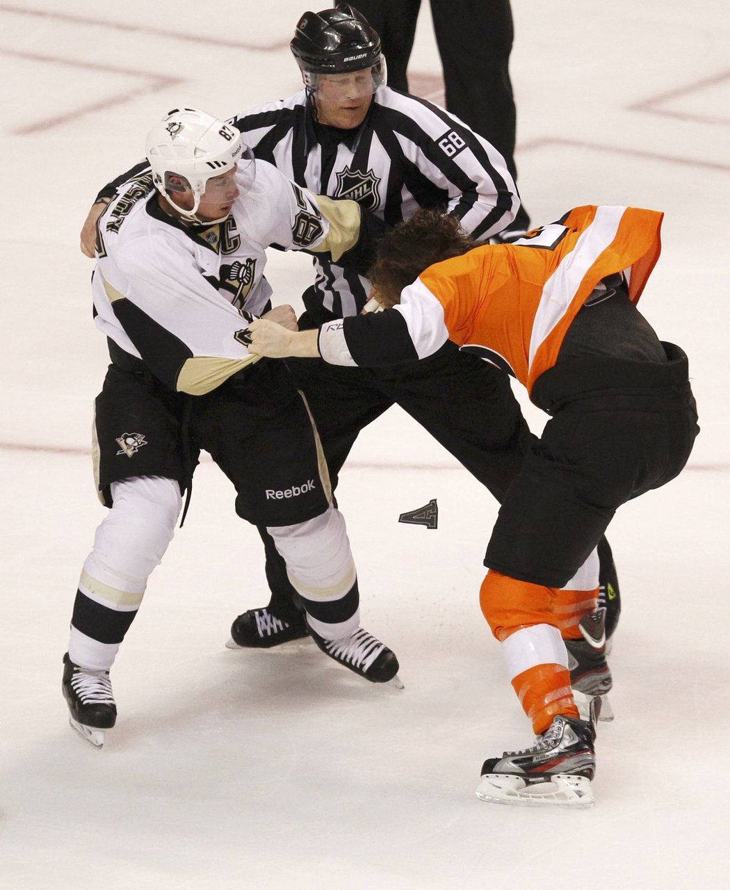 Sidney Crosby z Pittsburghu (vlevo) v šarvátce s Claudem Girouxem