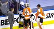 Zklamaní hokejisté Flyers opouští led Scotiabank Areny v Torontu.