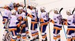 Hokejisté New Yorku Islanders porazili v rozhodujícím sedmém utkání 2. kolay play off NHL Philadelphii 4:0 a postoupili mezi poslední čtyři týmy. 