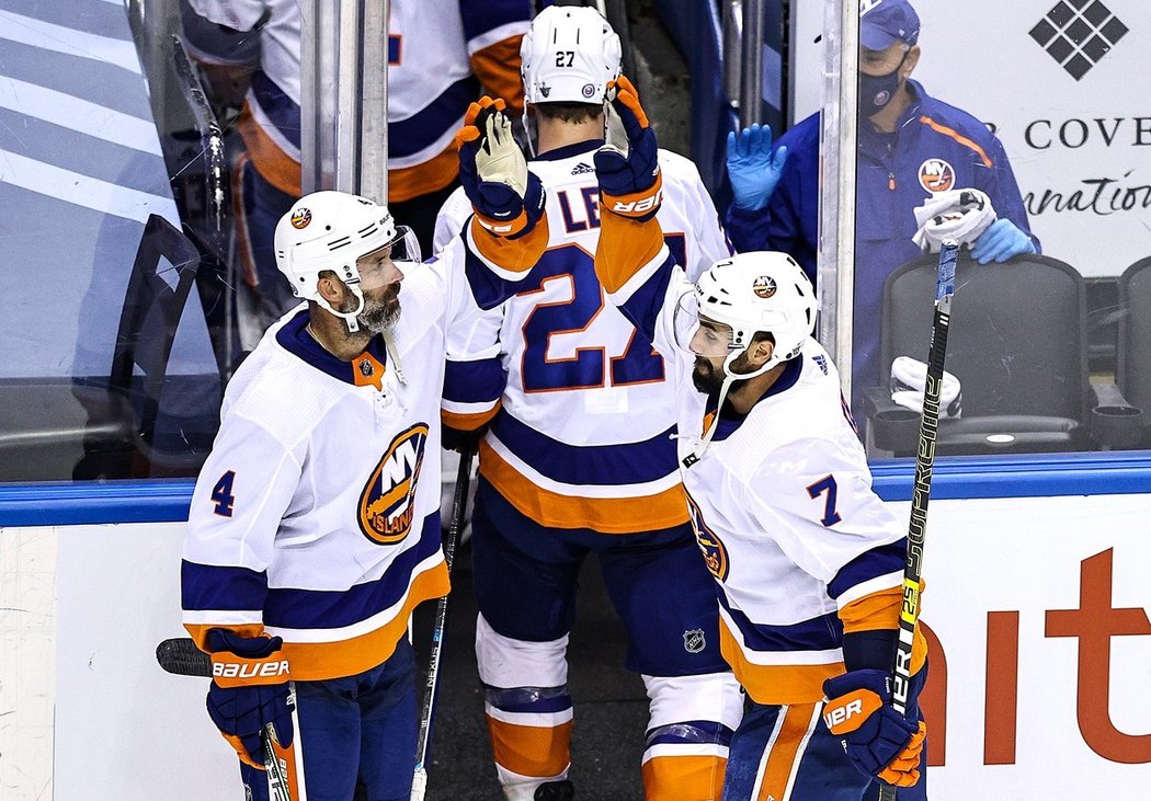 Islanders porazili v rozhodujícím sedmém utkání 2. kolay play off NHL Philadelphii 4:0 a postoupili mezi poslední čtyři týmy.