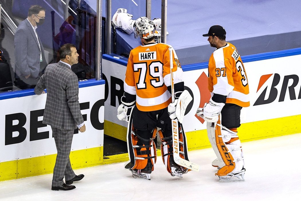 Zklamaní hokejisté Flyers opouští led Scotiabank Areny v Torontu.