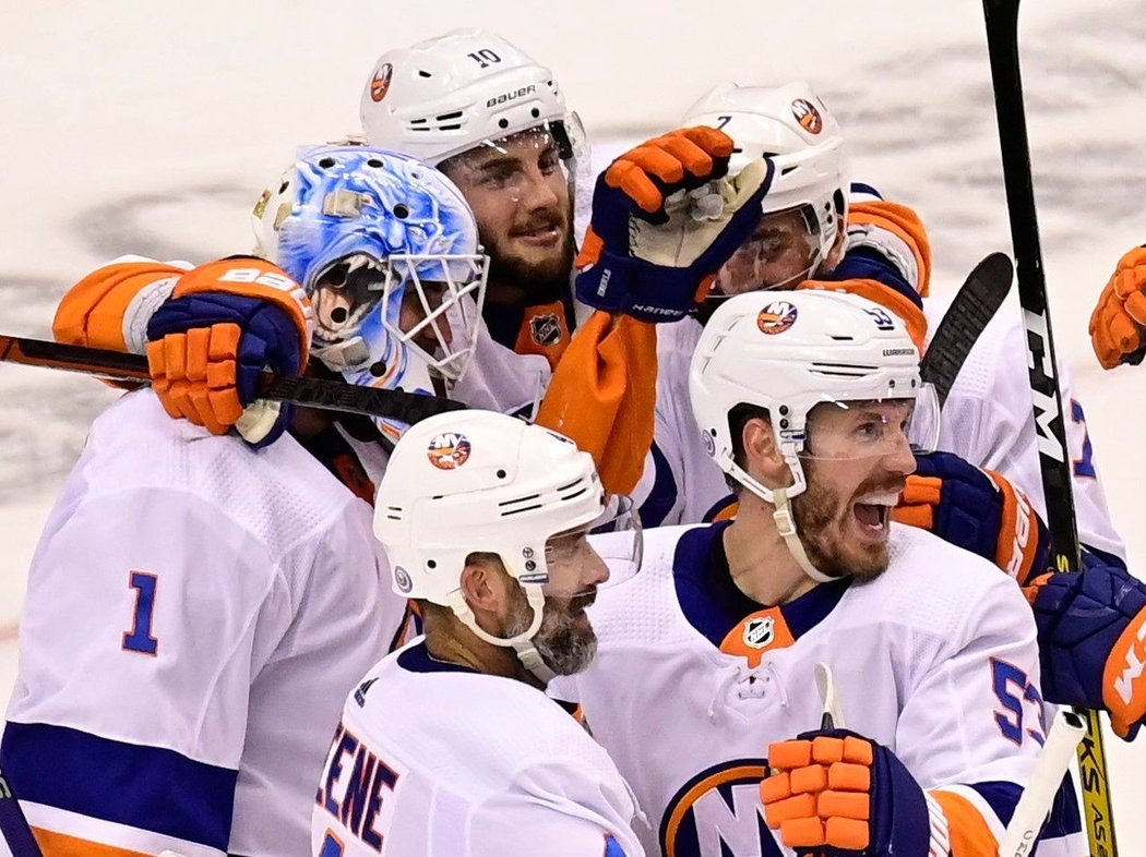 Islanders se ve finále Východní konference, které hráli naposledy v roce 1993, střetnou s Tampou Bay. Druhou dvojici tvoří Vegas s Dallasem.