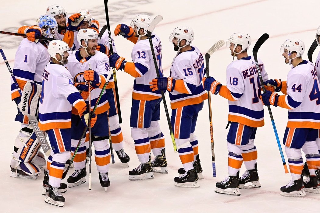 Hokejisté New Yorku Islanders porazili v rozhodujícím sedmém utkání 2. kolay play off NHL Philadelphii 4:0 a postoupili mezi poslední čtyři týmy. 