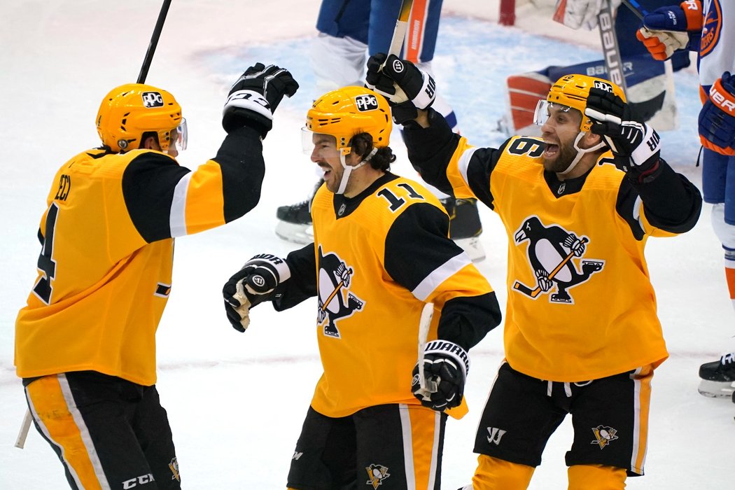 Hokejisté Pittsburghu se radují z gólu v utkání 1. kola play off proti Islanders