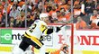 Patric Hörnqvist z Pittsburghu se raduje z branky Sidneyho Crosbyho ve třetím utkání proti Flyers