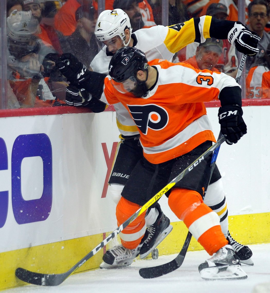 Radko Gudas z Philadelphie ukázal důraz u mantinelu obránci Pittsburghu Justinu Schultzovi