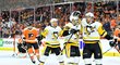 Kapitán Pittsburghu Sidney Crosby se raduje ze vstřelené branky v třetím utkání série proti Philadelphii