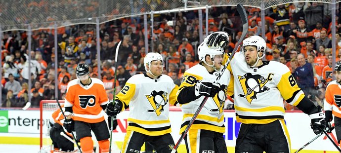 Kapitán Pittsburghu Sidney Crosby se raduje ze vstřelené branky v třetím utkání série proti Philadelphii