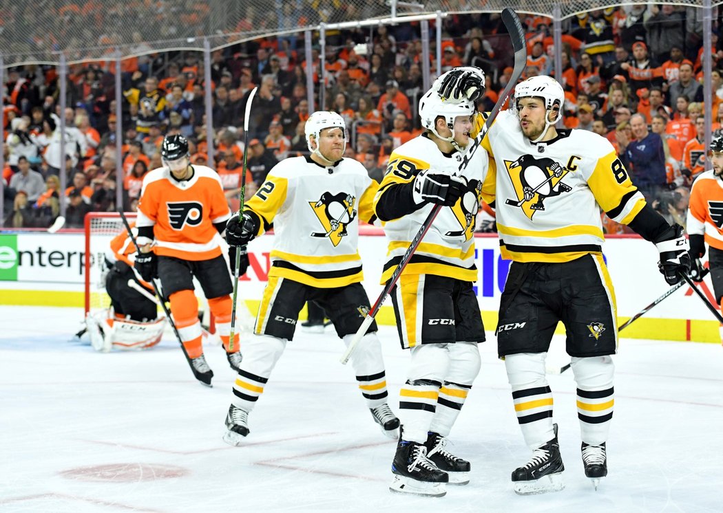 Kapitán Pittsburghu Sidney Crosby se raduje ze vstřelené branky v třetím utkání série proti Philadelphii