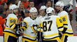 Hokejisté Pittsburghu se radují z úvodní branky kapitána Sidneyho Crosbyho
