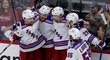 Radost hokejistů New York Rangers po brance českého útočníka Filipa Chytila proti Carolině