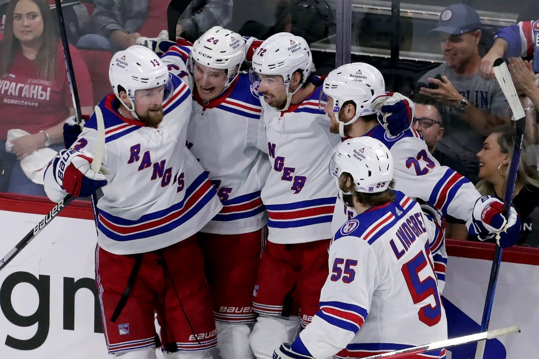 Radost hokejistů New York Rangers po brance českého útočníka Filipa Chytila proti Carolině
