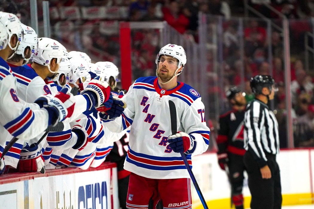 Český útočník New York Rangers Filip Chytil vstřelil gól v utkání NHL proti Carolině