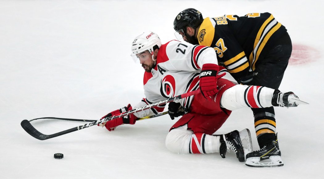 Bostonský útočník Patrice Bergeron povalil v souboji Justina Faulka