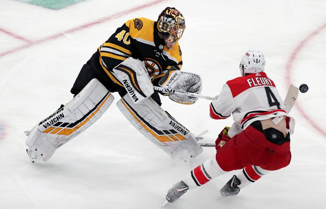 Finský brankář Tuukka Rask z Bostonu odehrává puk