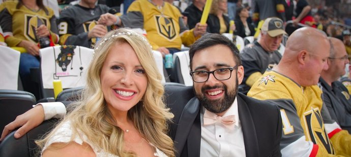 První semifinále play off NHL v Las Vegas si nenechal ujít ani novomanželský pár, který si řekl své ano hodinu před zápasem