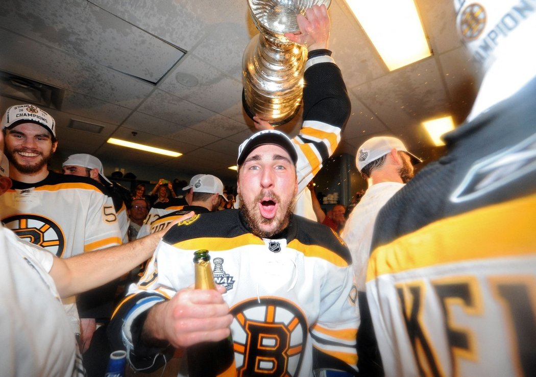 Útočník Bruins Brad Marchand slaví zisk Stanley Cupu