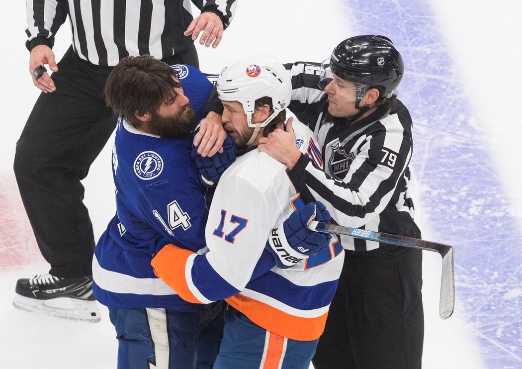 Pat Maroon z Tampy Bay v šarvátce s útočníkem New York Islanders Mattem Martinem