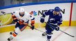 Ondřej Palát na ledě se soupeřem Andym Greenem z New York Islanders