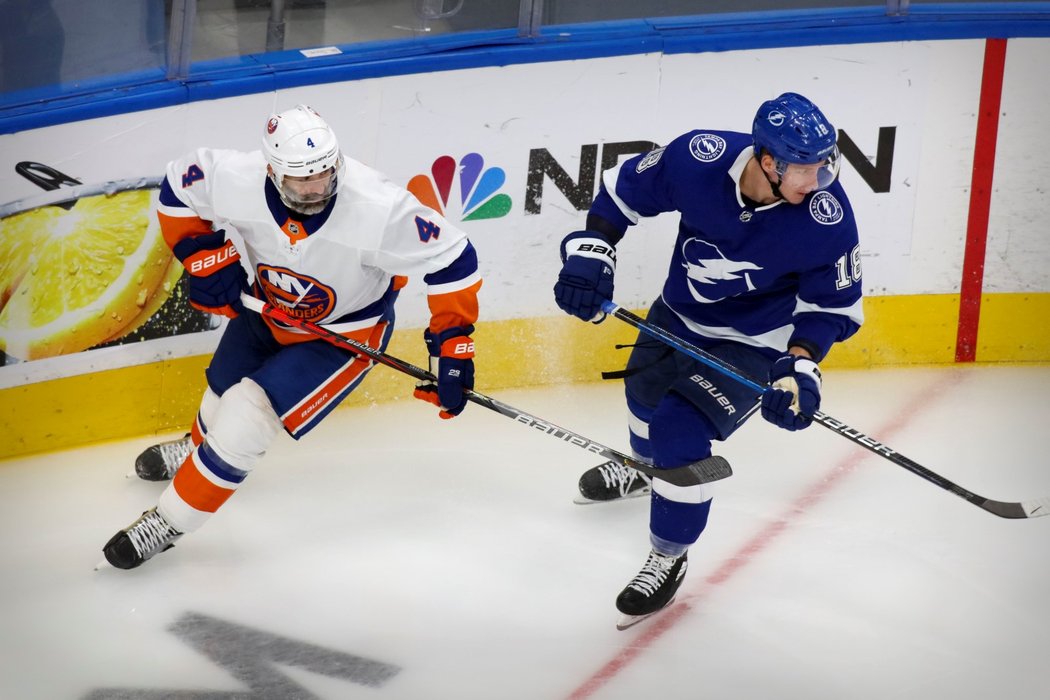 Ondřej Palát na ledě se soupeřem Andym Greenem z New York Islanders